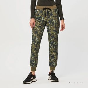 FIGS Scrub Zamora Jogger in Camo Martini Olive- Brand NEW size small, petite